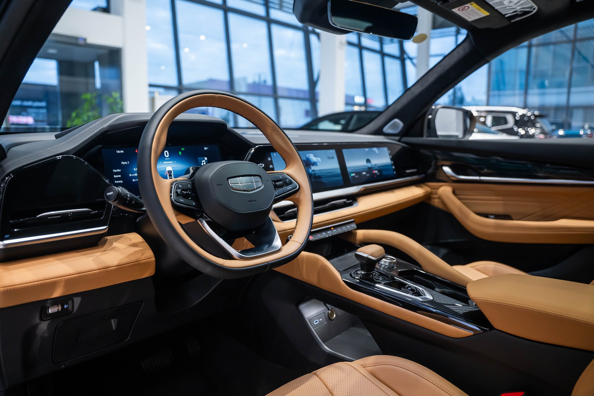 Head-Up Displey və 3 Monitorlu Multimedia Sistemi